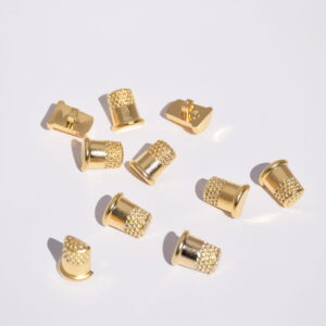 Bouton breloque dès à coudre doré 18mm