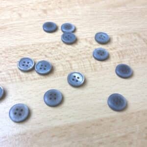 Bouton de chemise gris 10mm