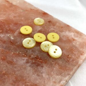 Bouton rayures jaune 15 mm