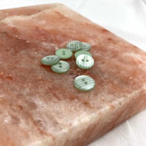 Bouton rayures vert 15 mm