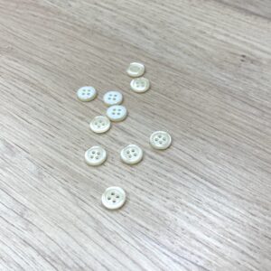 Bouton nacré écru 4 trous 12mm