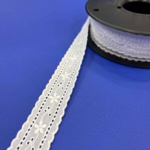 Broderie anglaise entre deux 25 mm