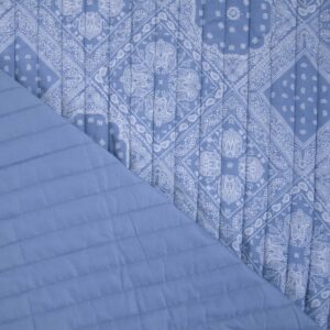 Tissu matelassé bleu motif paisley