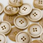 Bouton beige et blanc 18 mm