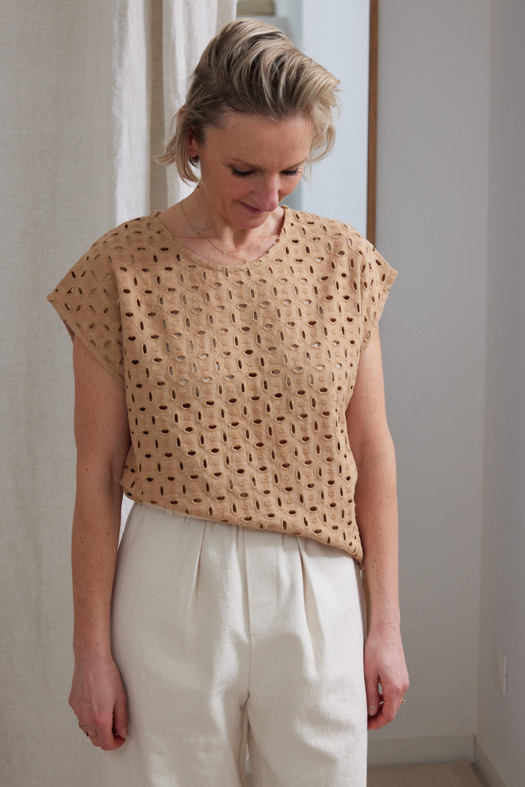 blouse-simple-sans-manche-dentelle-camel-et-pantalon-cocotailleur-gabardine-de-coton-ecru-lave-12-scaled Patron Couture Maison Essentielle Blouse Simple